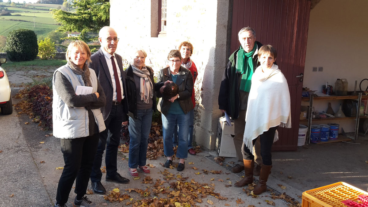 DISTRIBUTION DE POULES SUR LA COMMUNE DE RIVERIE