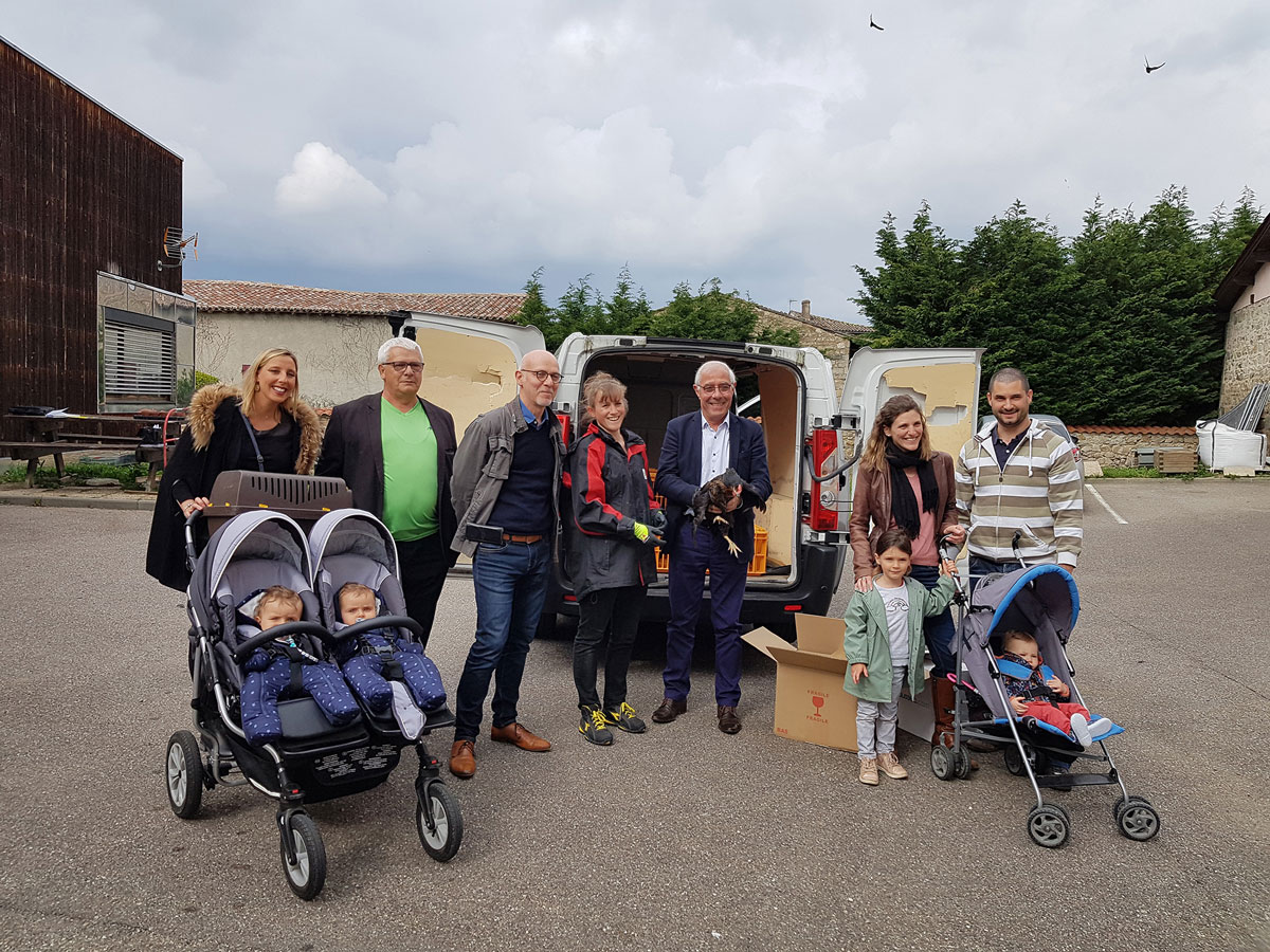 DISTRIBUTION DE POULES À TALUYERS ET MORNANT